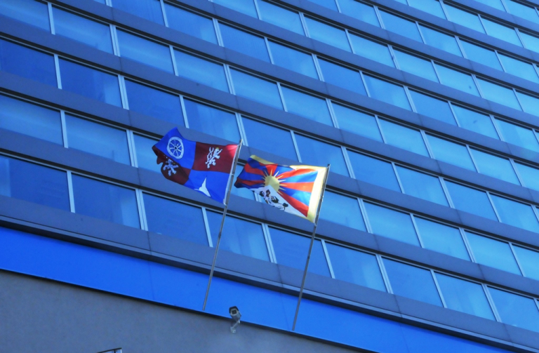 Vlajka Tibetu a kraje na budově KÚ LK v Liberci